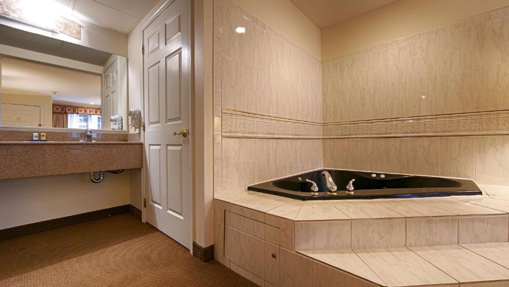 King Room with Spa Bath - Non-Smoking interior